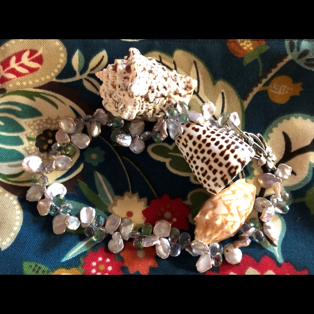 Hawaiian necklace & bracelet . Pearls & Teardrops Mystic Topaz.